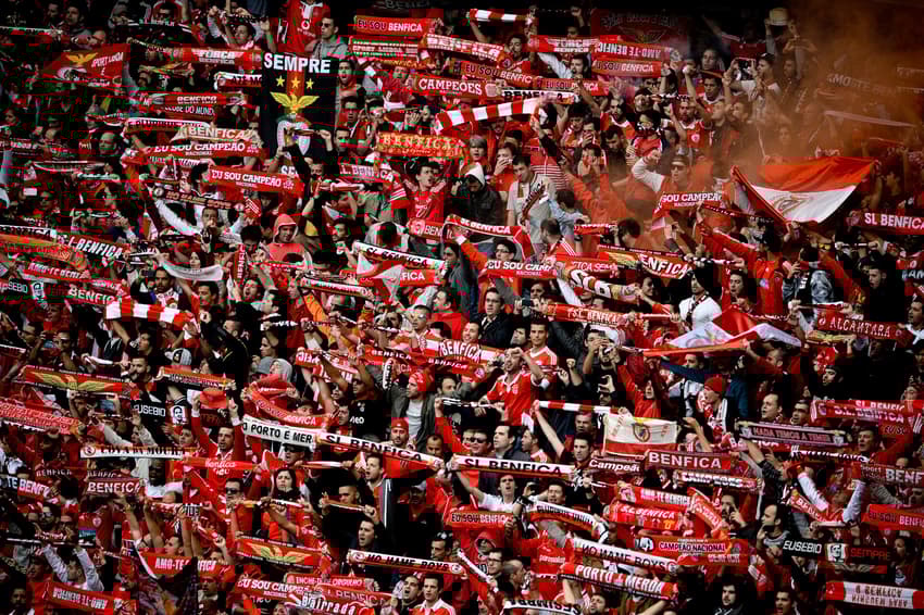 Halloween do Lance!: torcedores do Benfica durante a partida no Estádio da Luz, em Lisboa (Foto: Patricia de Melo Moreira/AFP)