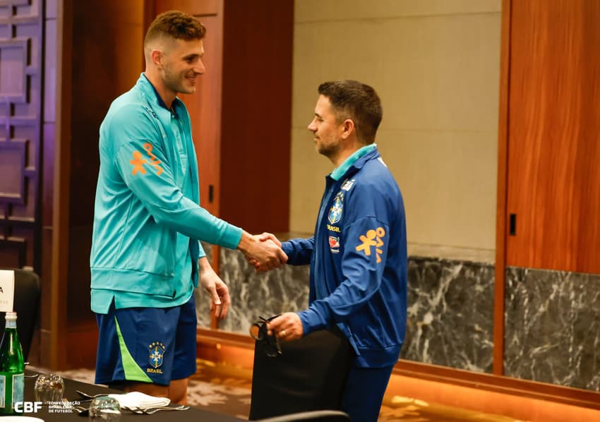Bento e Rodrigo Caetano se cumprimentam em Seul; goleiro foi o primeiro a chegar (Foto: Rafael Ribeiro/CBF)