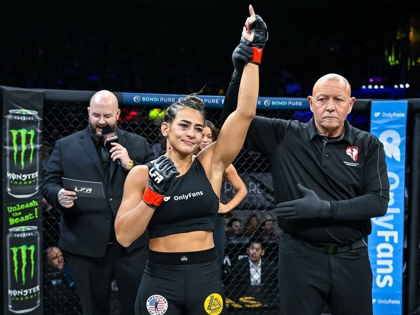 Antes do UFC, Bia Mesquita comemora vitória no LFA (Foto: Reprodução/Instagram: @biamesquitajj)