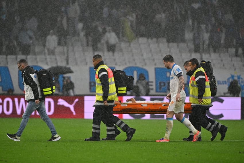 PSG e Ligue 1: Bilal Nadir é evacuado após desmaio, acompanhado por Pierre-Emile Hojbjerg, na partida entre Oympique de Marselha e Angers (Foto: Christophe Simon/AFP)