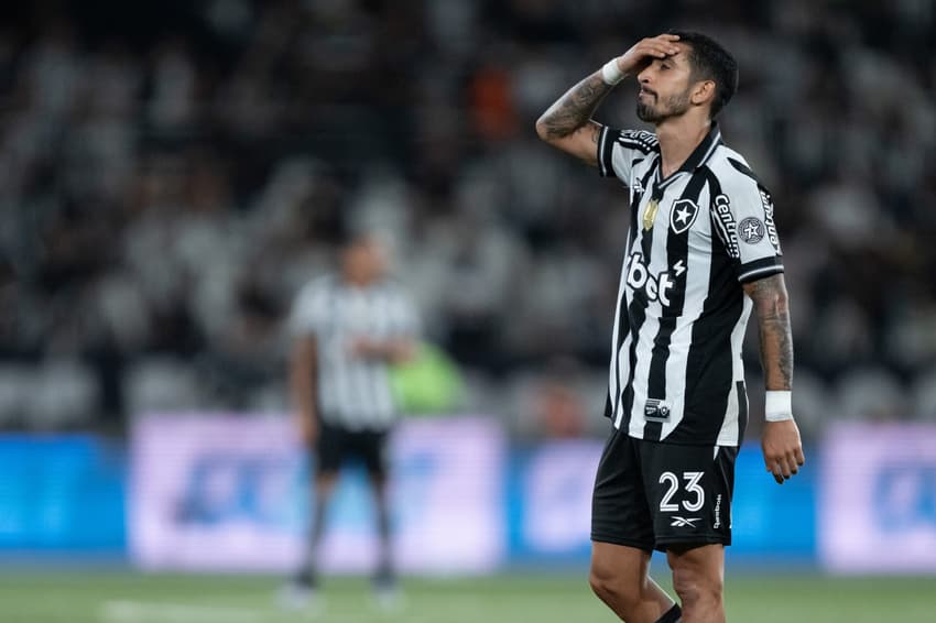 Santi Rodriguez jogador do Botafogo lamenta durante partida contra o Flamengo pelo Brasileirão (Foto: Jorge Rodrigues/AGIF)
