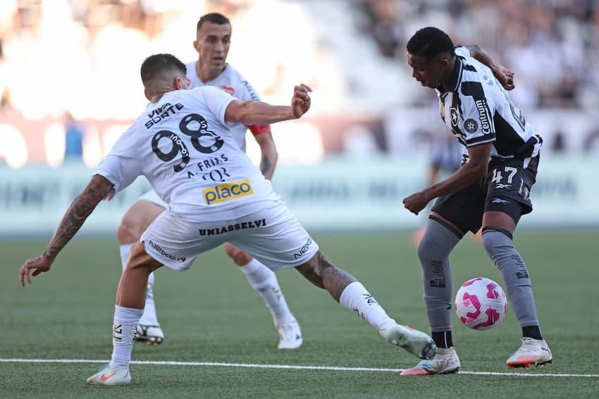 Botafogo e Santos fizeram uma partida bem disputada no Nilton Santos