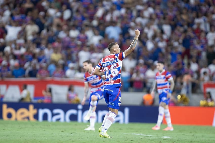 Breno Lopes comemora gol do Fortaleza contra o Flamengo (Foto: Baggio Rodrigues/AGIF)