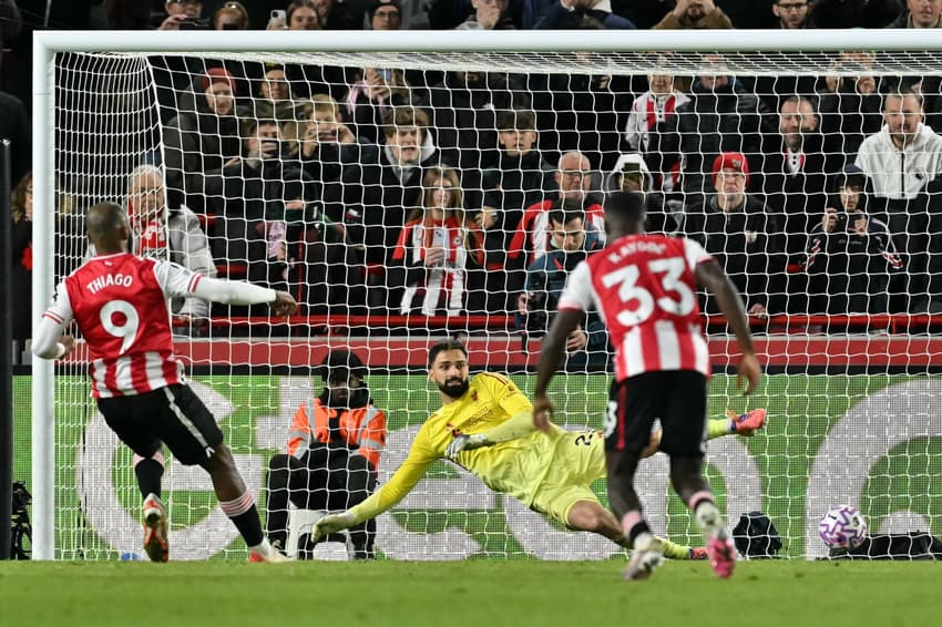 Pela Premier League, o Brentford venceu o Liverpool 3 a 2 (Foto: Glyn KIRK / AFP)