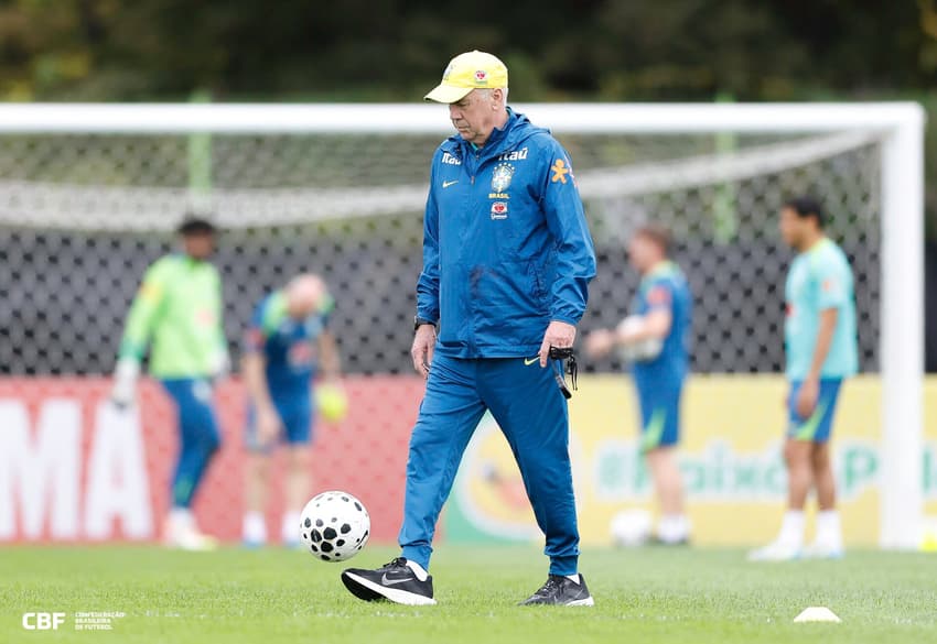 Carlo Ancelotti, técnico da Seleção, durante treino na Coreia do Sul