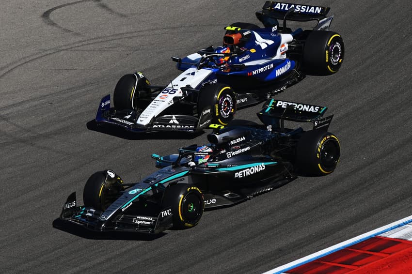 Kimi Antonelli e Carlos Sainz em disputa no GP dos Estados Unidos pela F1 2025 (Foto: Clive Mason/Getty Images/AFP)