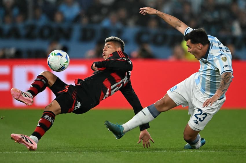 Carrascal em ação no jogo do Flamengo contra o Racing, na Argentina, pela semifinal da Libertadores