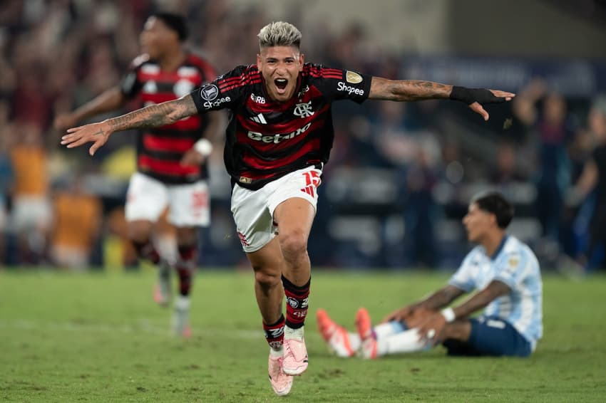 Carrascal comemora gol do Flamengo diante do Racing (Foto: Jorge Rodrigues/AGIF)