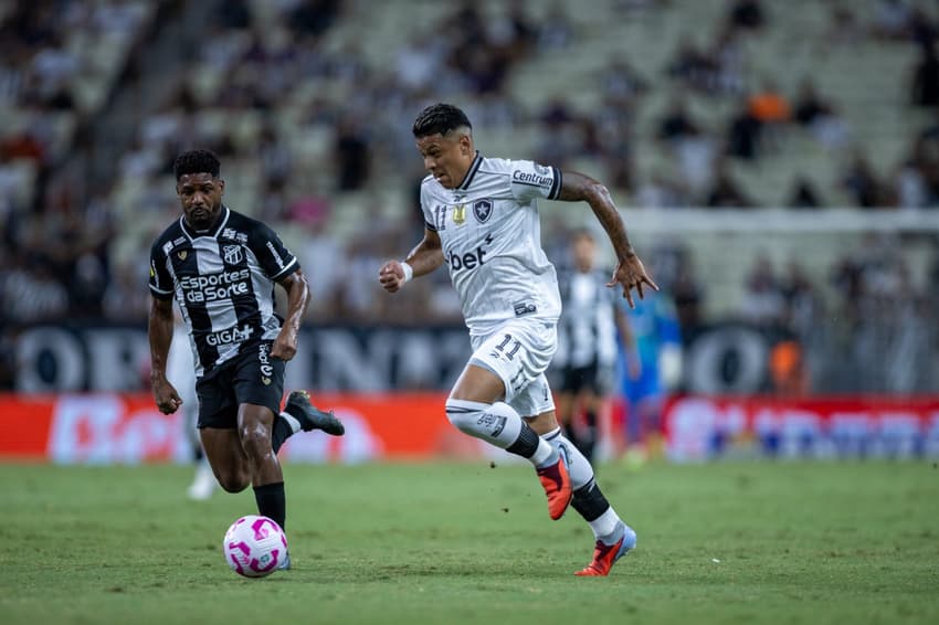 Matheus Martins sofreu lesão no duelo entre Botafogo e Ceará (Foto: Baggio Rodrigues/AGIF)