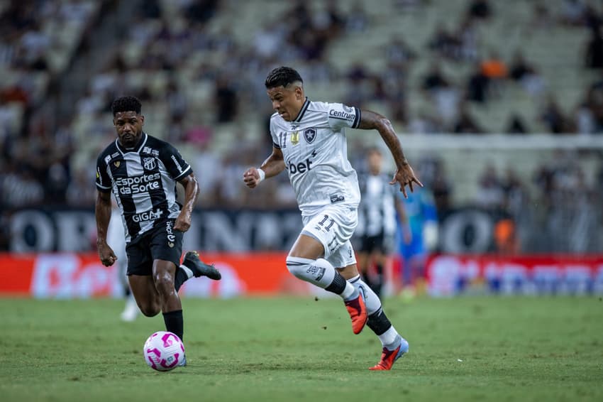 Matheus Martins, do Botafogo, durante partida contra o Ceará no Castelão