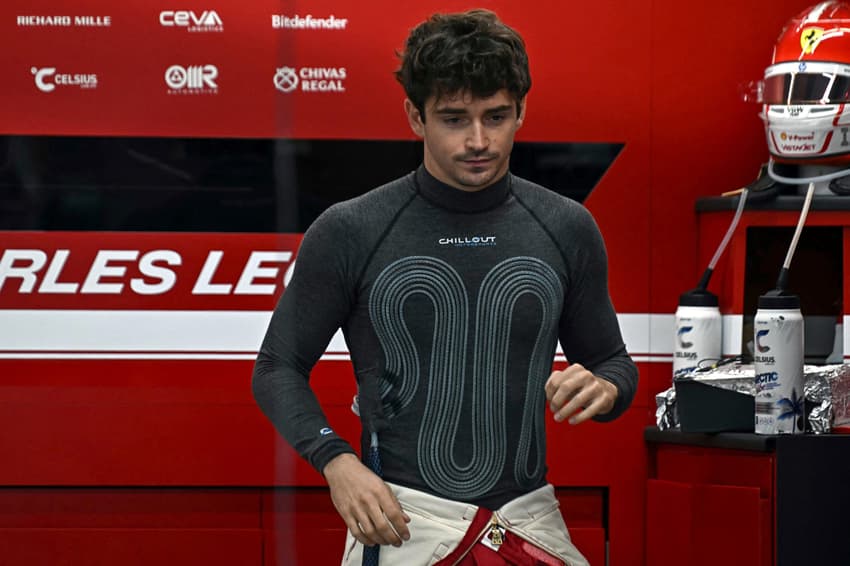 Charles Leclerc com o colete de esfriamento na F1 2025 (Foto: Lillian SUWANRUMPHA / AFP)