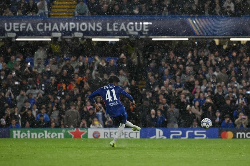 Estêvão cobra pênalti em duelo entre Chelsea e Ajax, pela Champions League (Foto: Glyn KIRK / AFP)