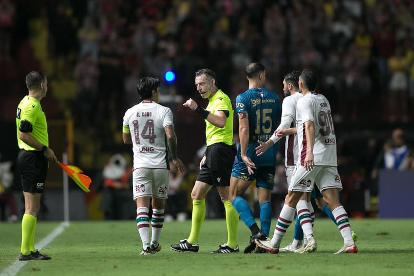 Jogadores do Fluminense reclama com Claus (Foto: Marlon Costa/AGIF)