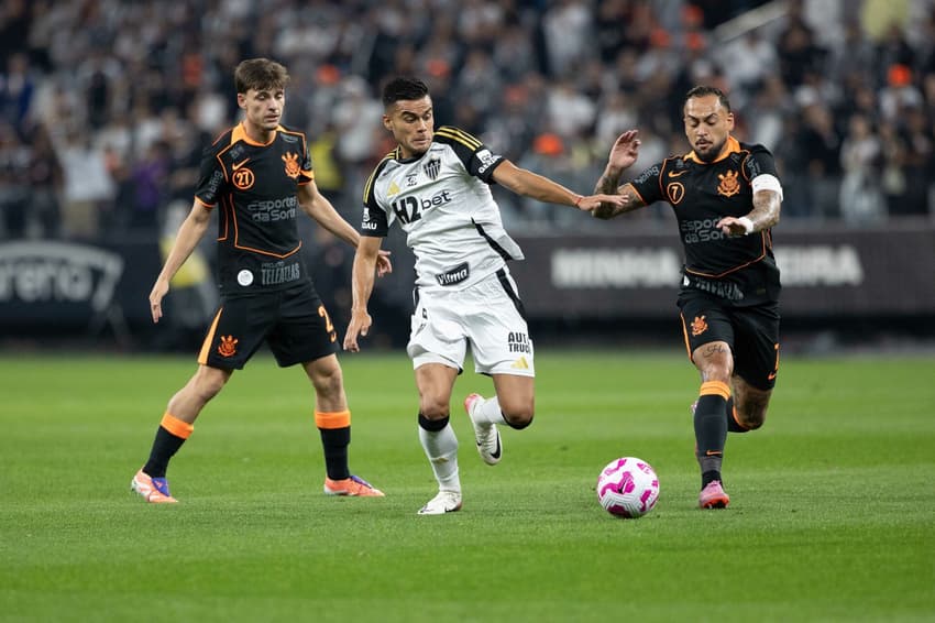 Corinthians e Atlético-MG estão se enfrentando pelo Brasileirão (Foto: Joisel Amaral/AGIF)