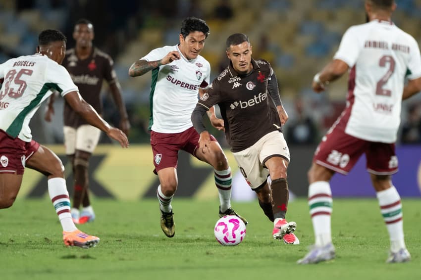 Coutinho e Cano disputam bola em Vasco x Fluminense (Foto: Jorge Rodrigues/AGIF)
