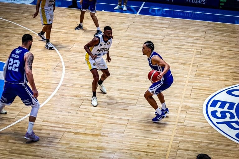 Mogi vence Cruzeiro no NBB (Foto: Divulgação NBB)