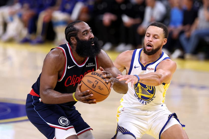 Stephen Curry defende James Harden em Warriors x Clippers na NBA (Foto: Ezra Shaw/Getty Images/AFP)