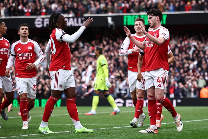 Declan Rice, do Arsenal, comemora com companheiros após marcar contra o West Ham pela Premier League