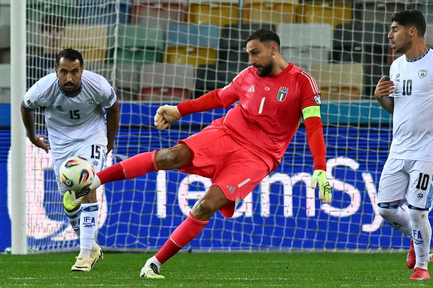 Donnarumma em ação no duelo entre Itália e Israel, pelas Eliminatórias Europeias (Foto: Stefano RELLANDINI / AFP)