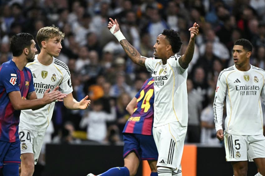 Éder Militão em ação no duelo entre Real Madrid e Barcelona (Foto: Oscar DEL POZO / AFP)