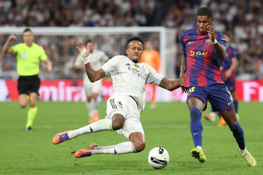 Éder Militão em ação no duelo entre Real Madrid e Barcelona (Foto: Oscar DEL POZO / AFP)