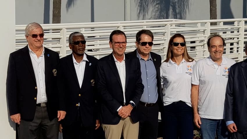 Eduardo Paes, prefeito do Rio, Marco La Porta, presidente do COB e comitiva da PanAm Sports no Rio (Foto: Kauhan Fiaux / Lance!)