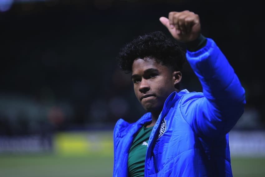 Real Madrid: Endrick, do Palmeiras, se despede da torcida após a partida contra o San Lorenzo, no Allianz Parque, pela Libertadores de 2024 (Foto: Ettore Chiereguini/AGIF)