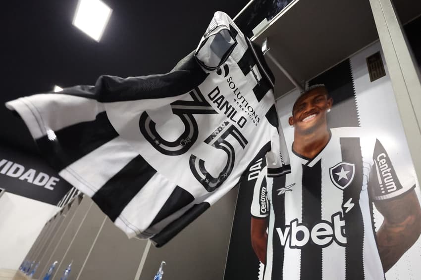 Botafogo enfrenta o Santos precisando vencer para não se afastar do G-4