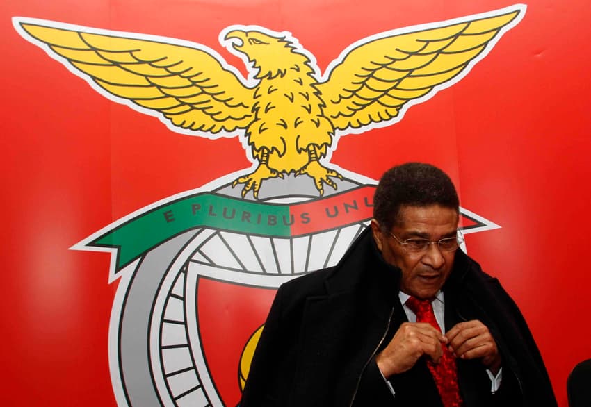 Halloween do Lance!: Eusébio ajeita a gravata durante lançamento de sua biografia no Estádio da Luz, em Lisboa (Foto: Acervo/Lance!)