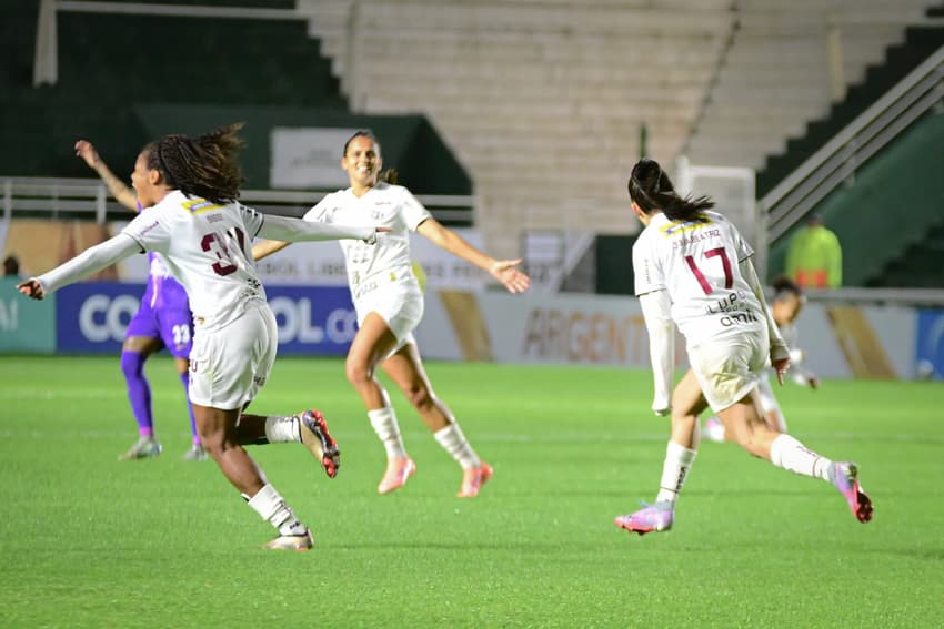 Jogadoras da Ferroviária comemoram gol pela Libertadores Feminina (Foto: Rafael Zocco/AFE)