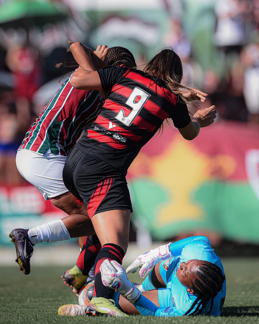Momento em que Brendha divide com Jany e marca o gol do Flamengo no Carioca Feminino Sub-20 (Foto: Paula Reis/CRF)