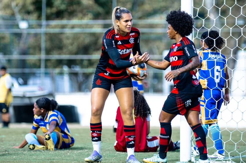 Jogadoras do Flamengo comemoram gol no Carioca Feminino