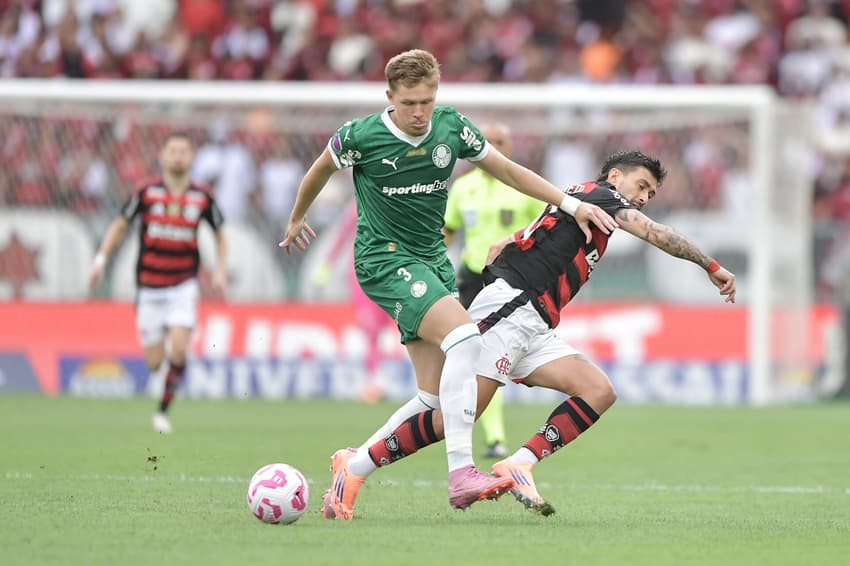 Arrascaeta, jogador do Flamengo, disputa lance com Fuchs, do Palmeiras, durante partida no Maracanã
