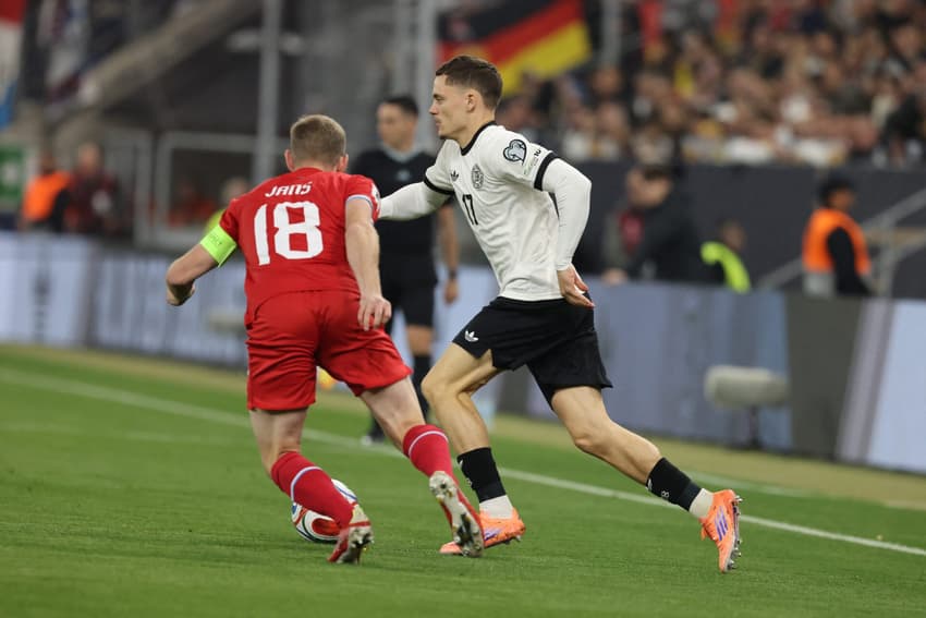 Florian Wirtz em ação pela seleção da Alemanha (Foto: Daniel ROLAND / AFP)