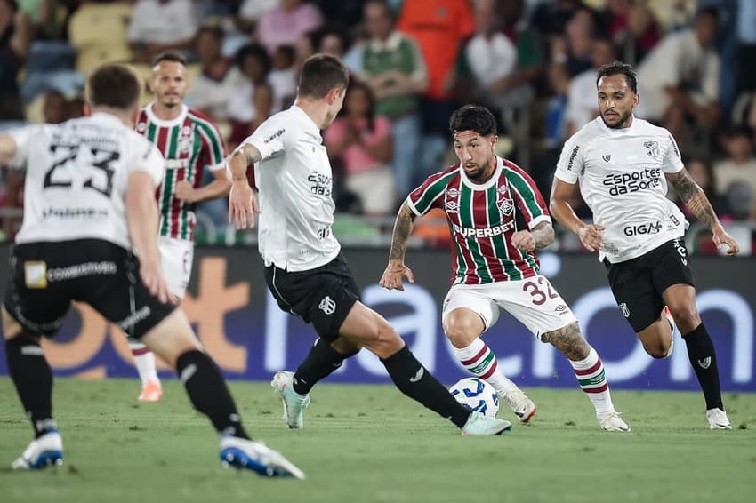 Lucho Acosta conduz a bola em Fluminense x Ceará (Foto: Marcelo Gonçalves / Fluminense)
