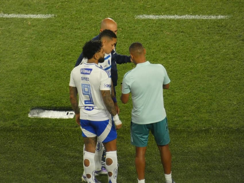 Gabigol é chamado para entrar  (Foto: Lucas Bayer/Lance!)