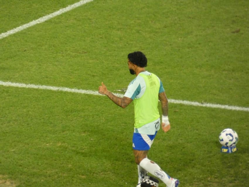 Gabigol retribui carinho da torcida do Flamengo  (Foto: Lucas Bayer/Lance!)
