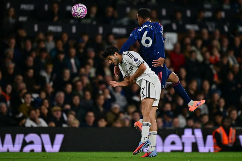 Gabriel Magalhães ganha disputa no alto com Raúl Jiménez em Fulham x Arsenal (Foto: Ben STANSALL / AFP)
