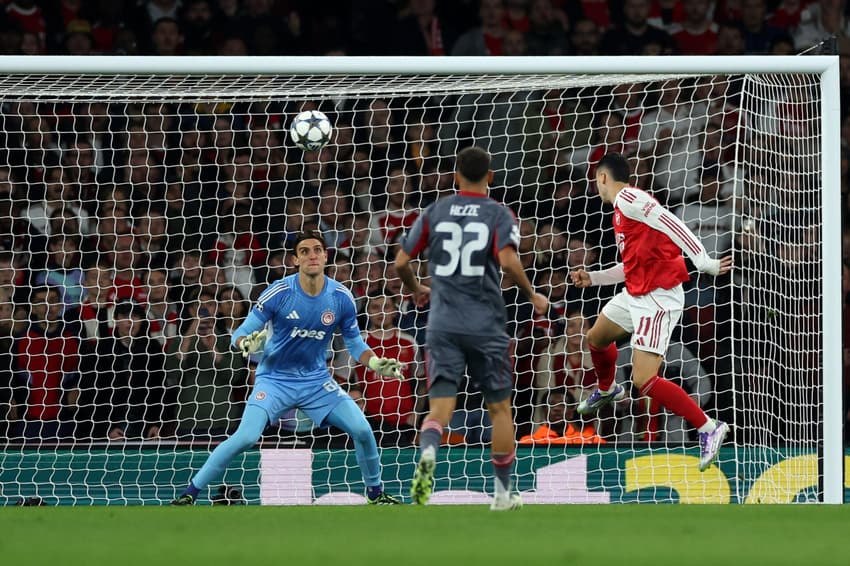 Gabriel Martinelli em ação pelo Arsenal, na Champions League (Foto: Adrian Dennis / AFP)