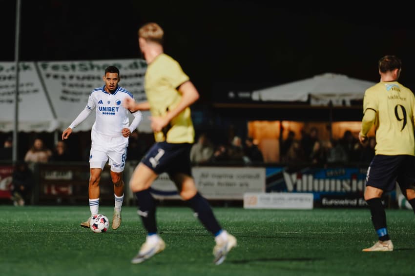 Gabriel Pereira, do Copenhague, conduz a bola durante a partida contra o Hobro (Foto: Divulgação/Copenhague)