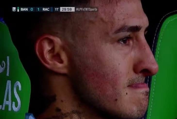 Gabriel Rojas ao deixar o campo em partida do Racing (Foto: Reprodução)