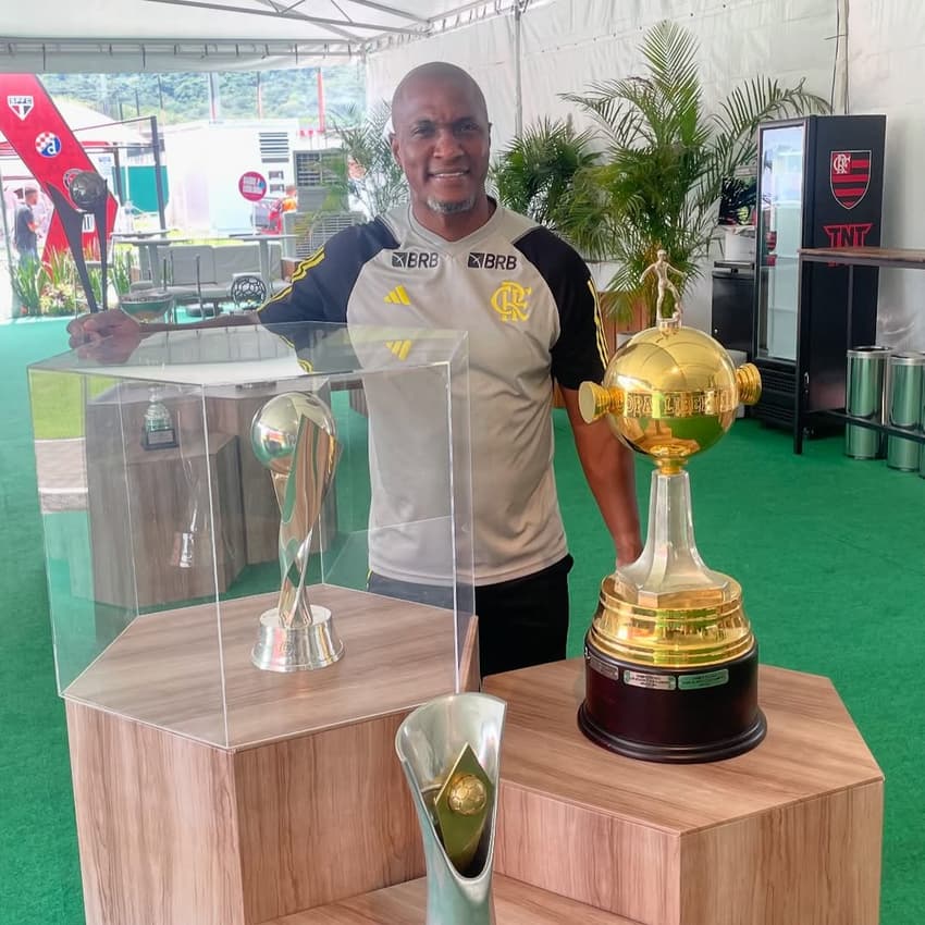 Gilberto posa ao lado da taça da Libertadores e Mundial Sub-20 pelo Flamengo (Foto: Reprodução)