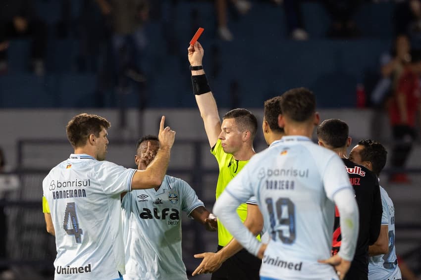 Walter Kannemann, jogador do Grêmio, recebe cartão vermelho do árbitro durante partida contra o Bragantino (Foto: Joisel Amaral/AGIF)