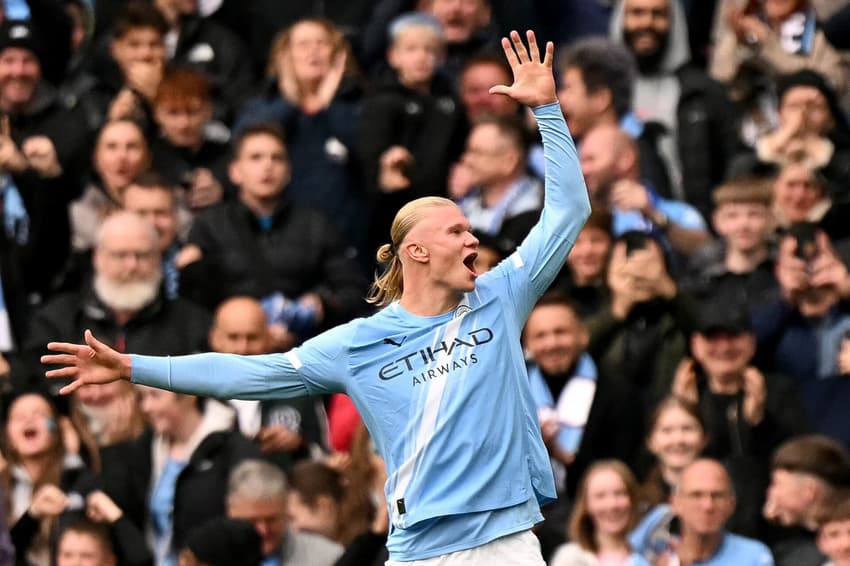 Haaland marcou os dois gols da vitória do Manchester City sobre o Everton na Premier League (Foto: Oli SCARFF / AFP)