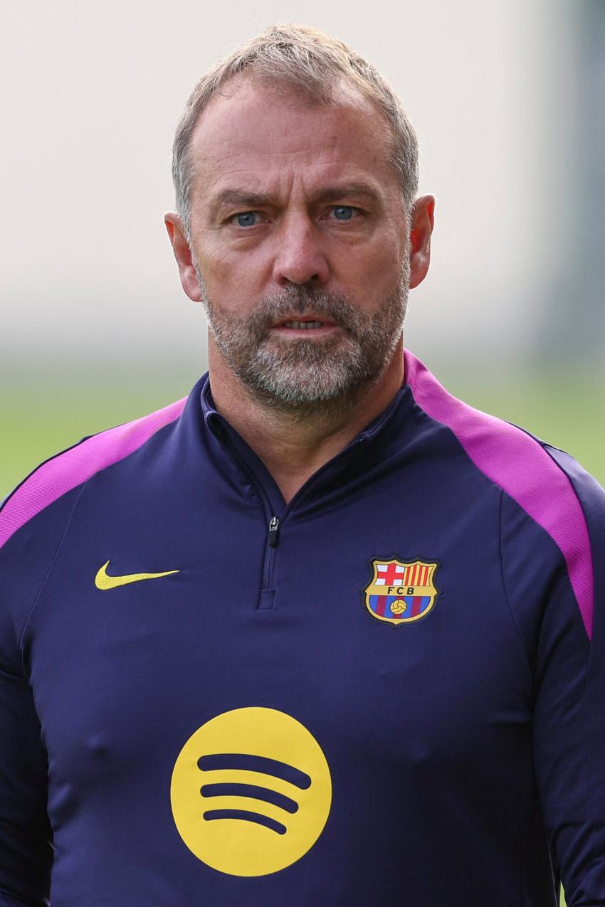 Hansi Flick em treino do Barcelona na véspera de jogo contra Real Madrid (Foto: Josep LAGO / AFP)