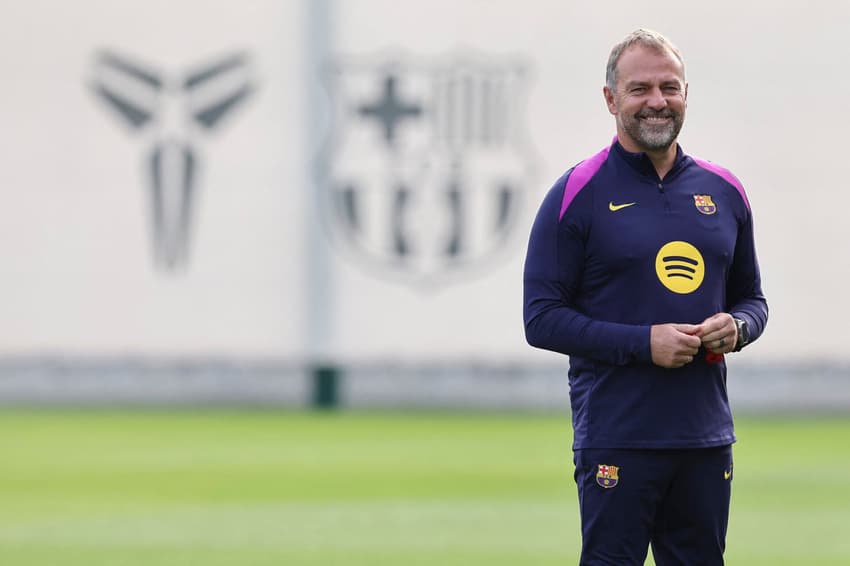 Hansi Flick em treino do Barcelona na véspera de jogo contra Real Madrid (Foto: Josep LAGO / AFP)