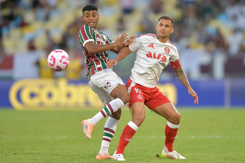 Hércules e Alan Patrick disputam bola em Fluminense x Internacional (Foto: Thiago Ribeiro/AGIF)