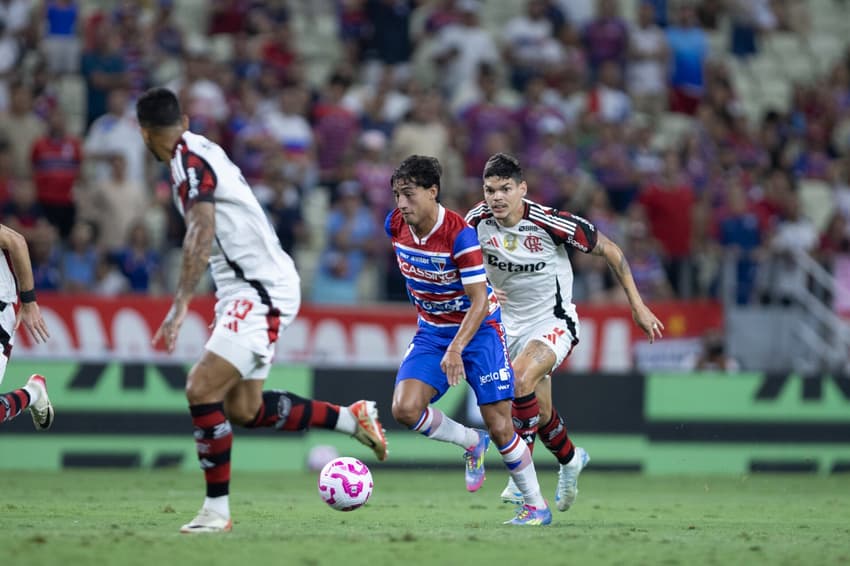 Herrera e Ayrton Lucas disputam bola em Fortaleza x Flamengo (Foto: Baggio Rodrigues/AGIF)