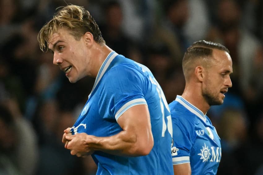 Rasmus Hojlund, do Napoli, comemora o primeiro gol contra o Sporting, pela Champions League (Foto: Alberto Pizzoli/AFP)