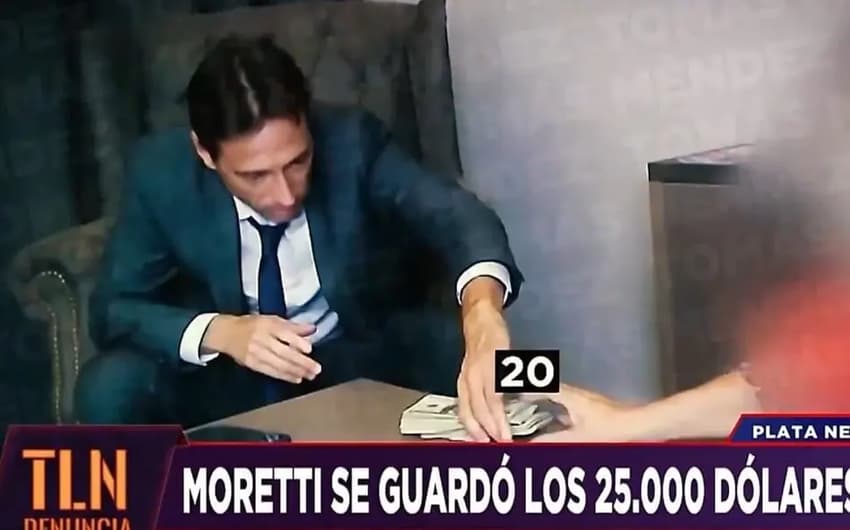 Presidente do San Lorenzo, Moretti recebe propina de mãe de jogador (Foto: Reprodução/Canal 9)